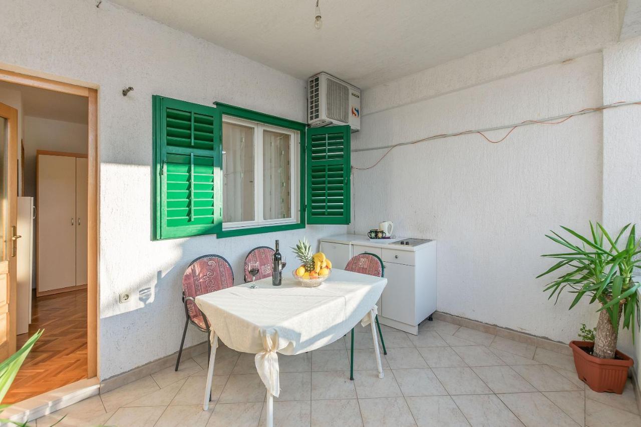 Apartments And Room Nevenka Makarska Exterior photo