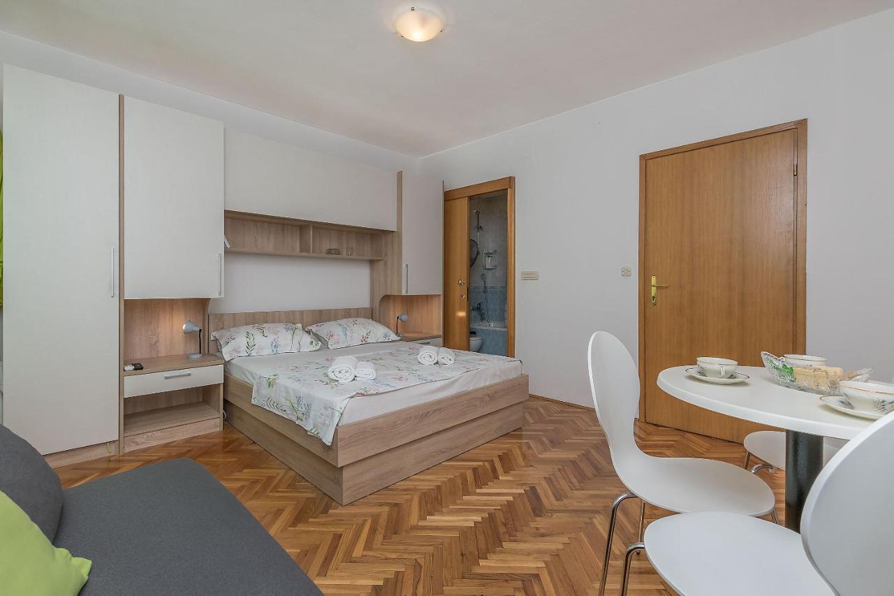 Apartments And Room Nevenka Makarska Exterior photo